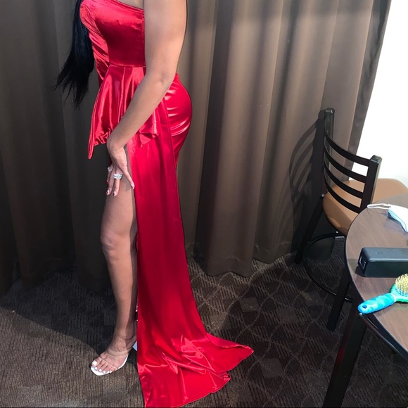 Red Gown - Picture 3 of 8